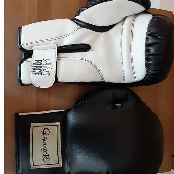 Black and White boxer Pro Force Kickboxing Gladiator boxing gloves 12 oz - Picture 2 of 2